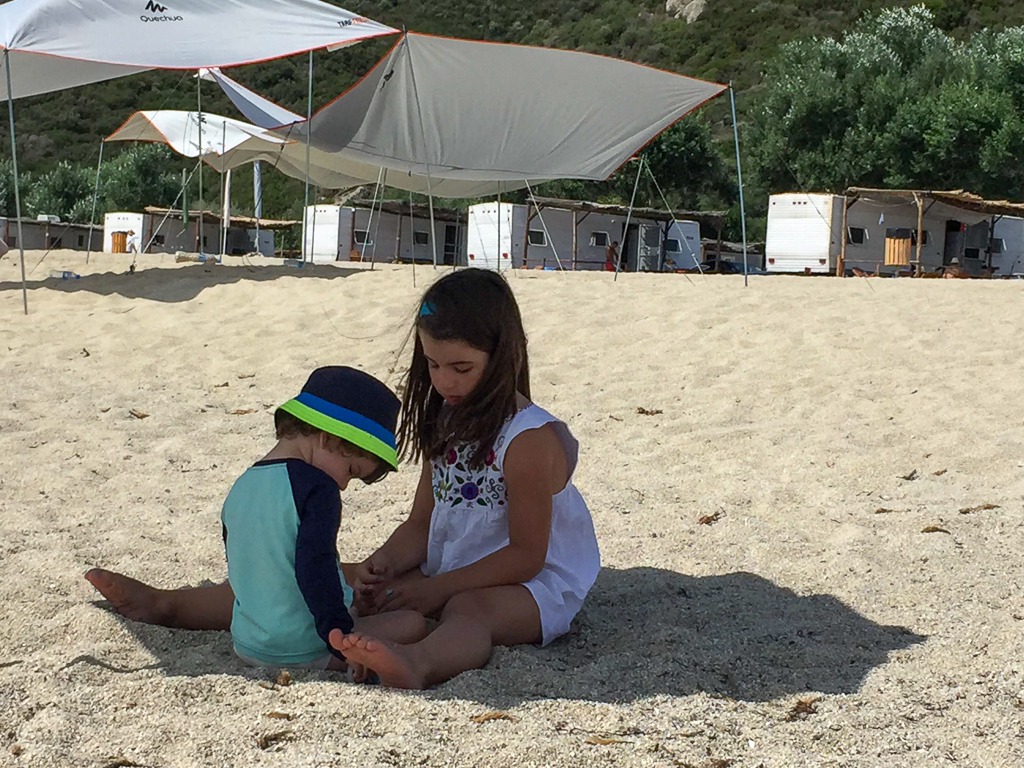One day at the beach with a toddler: what to pack
