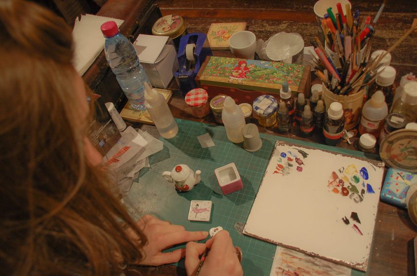 Veroniki Nessi – an artist lovingly painting on porcelain