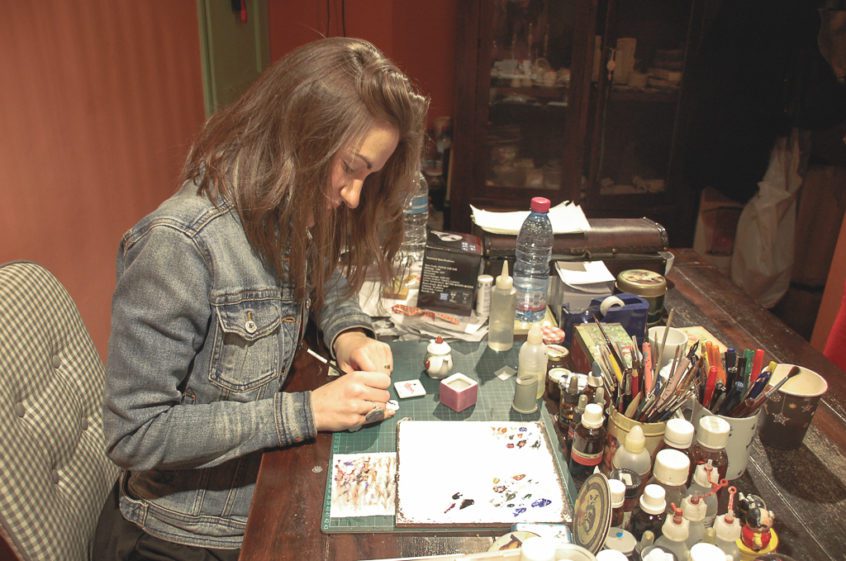 Veroniki Nessi – an artist lovingly painting on porcelain